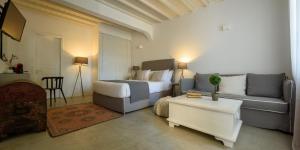 Postel nebo postele na pokoji v ubytování Cova Mykonos Suites