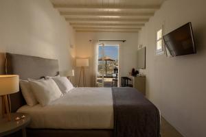 Postel nebo postele na pokoji v ubytování Cova Mykonos Suites