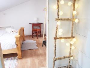 Postel nebo postele na pokoji v ubytování Apartment Ernestova hiša