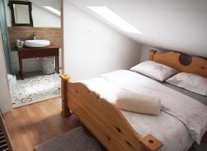 Postel nebo postele na pokoji v ubytování Apartment Ernestova hiša