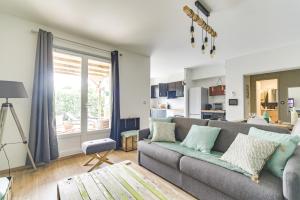 a living room with a couch and a window at Le Coin de Marie à deux pas du centre ville in Rambouillet