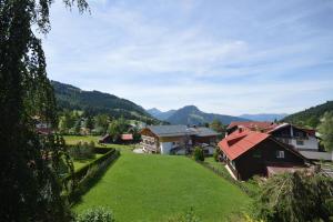 - une vue sur un village avec des montagnes en arrière-plan dans l'établissement Haus Alpenblick, à Oberjoch