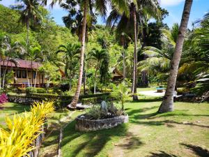 O grădină în afara Coconut Garden Island Resort