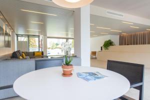 Ein Sitzbereich in der Unterkunft Atenea Park Suites & Apartments