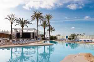 Bazén v ubytování Hotel Palia Sa Coma Playa nebo v jeho okolí