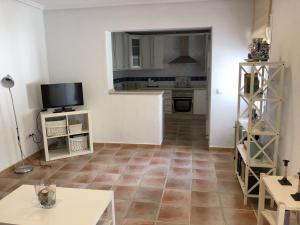 een kamer met een keuken en een woonkamer bij Chalet La Costa in Chiclana de la Frontera