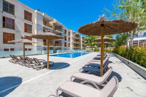 Bazén v ubytovaní Rentalmar Pins Marina alebo v jeho blízkosti