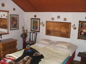 ein Schlafzimmer mit einem großen Bett in einem Zimmer in der Unterkunft Agancs Vendégház in Balatonszemes