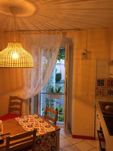 una sala da pranzo con tavolo e finestra di Petit Bijou a Varenna