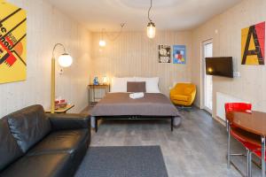 um quarto com uma cama e um sofá num quarto em Apartmány Kopacka em Svitavy
