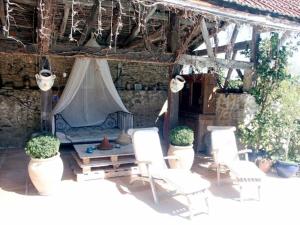 patio z namiotem, krzesłami i stołem w obiekcie Chambres d'Hôtes de Pesquès w mieście Termes-dʼArmagnac