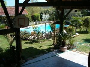 a backyard with a swimming pool and a basketball hoop at Chambres d'Hôtes de Pesquès in Termes-dʼArmagnac +27 photos