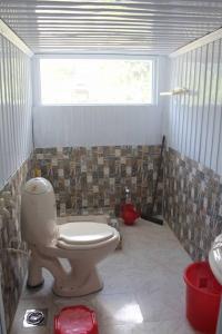 łazienka z toaletą i umywalką w obiekcie Sharda Highland Hotel w mieście Shardi