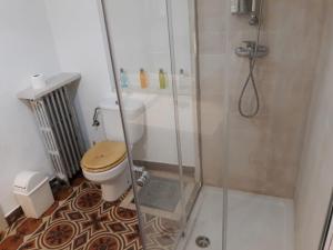 Ванна кімната в La Nava, casa de pueblo con patio y calefacción con chimenea