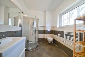 Un baño con ducha, inodoro y lavabo. en Górski Domek koło Karpacza- Apartamentuj, en Karpacz 53 fotos más