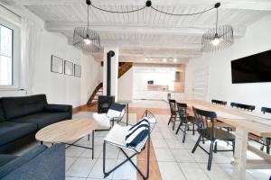 una sala de estar con una mesa y sillas en Górski Domek koło Karpacza- Apartamentuj, en Karpacz
