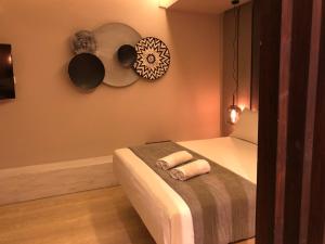 1 dormitorio con 1 cama con 2 toallas en Ionian Eye Design Studios & Spa, en Mesongi