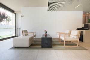 Ein Sitzbereich in der Unterkunft Atenea Park Suites & Apartments