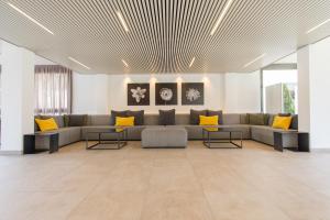 Ein Sitzbereich in der Unterkunft Atenea Park Suites & Apartments