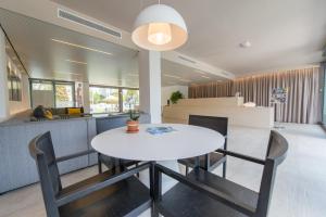 Ein Sitzbereich in der Unterkunft Atenea Park Suites & Apartments