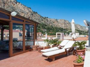 - un ensemble de chaises longues blanches sur la terrasse dans l'établissement Casa con terrazza sul mare all'Addaura, à Palerme
