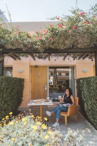 فندق نوفوتيل 6 اكتوبر في السادس من أكتوبر: امرأة تجلس على كرسي أمام طاولة