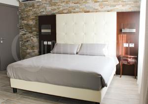 A bed or beds in a room at Quattro Gatti Rooms&Suite