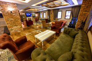 a living room with a green couch and chairs at ŞERAH APART otel in Uzungöl
