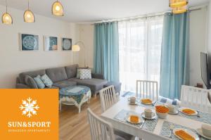 シュチルクにあるSun&Sport Apartament TURKUS w super lokalizacji niedaleko wyciąguのテーブルとソファのあるリビングルーム