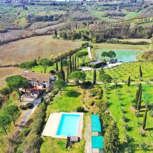 eine Luftansicht eines Anwesens mit Pool in der Unterkunft Le Mandrie di Ripalta in Montespertoli