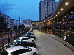 una fila di auto parcheggiate accanto a un edificio di Shimall Hotel a Gaziantep