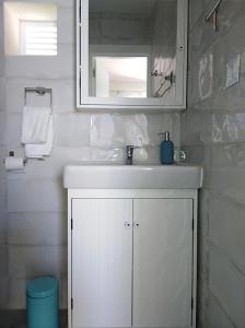 サン・ホセにあるEl Pimentero, Apartamentosのバスルーム(白い洗面台、鏡付)