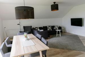 ein Wohnzimmer mit einem Tisch und einem Sofa in der Unterkunft KRACHER Suite mit Nationalparkblick in Illmitz