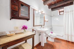 A bathroom at El Pósito