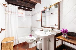 A bathroom at El Pósito