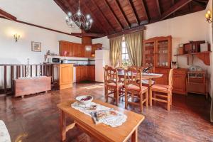 A kitchen or kitchenette at El Pósito
