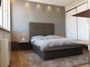 um quarto com uma cama grande num quarto em Apartment Royal Residence em Sarajevo