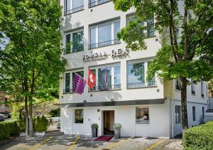 un edificio blanco con un letrero que lee rex español en Sorell Hotel Rex en Zúrich