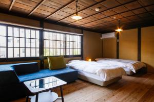 Ένα ή περισσότερα κρεβάτια σε δωμάτιο στο Kariya Ryokan Q