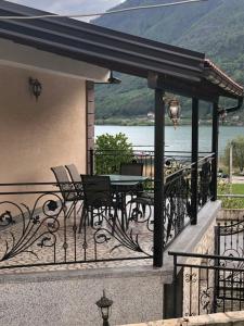 eine Terrasse mit einem Tisch und Stühlen auf dem Balkon in der Unterkunft Ema Guest House in Plav