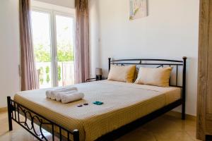 מיטה או מיטות בחדר ב-Nikolakakis Rooms Lavrio