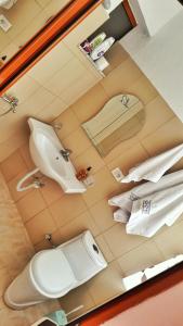 y baño con aseo y lavamanos. en Guest House Pogradeci en Pogradec