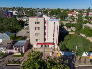 Vue de tête d'un bâtiment d'une ville dans l'établissement Rayan Hotel, à Och