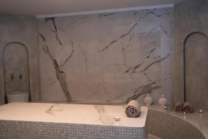 Vannituba majutusasutuses Acroterra Rosa Luxury Suites & Spa