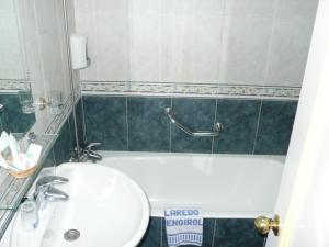 Ett badrum på Hotel Villa de Laredo
