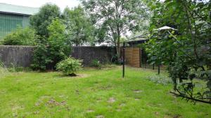 ein Hof mit Zaun und einem im Rasen eingelassenen Zähler in der Unterkunft Marschperle in Neuendorf-Sachsenbande