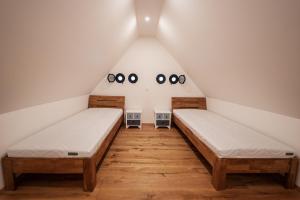 2 Betten in einem Zimmer mit Dachgeschoss in der Unterkunft Presshaus Schützen in Schützen am Gebirge