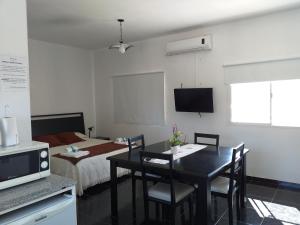 een kamer met een eettafel en een bed bij Bella Vista Apart in Chilecito