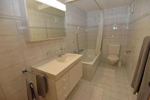 Ένα μπάνιο στο Monami Apartments Klosters, Bim Sportplatz