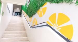 una escalera con una pared con una pintura de sombrillas en Lime Hotel Boracay en Boracay